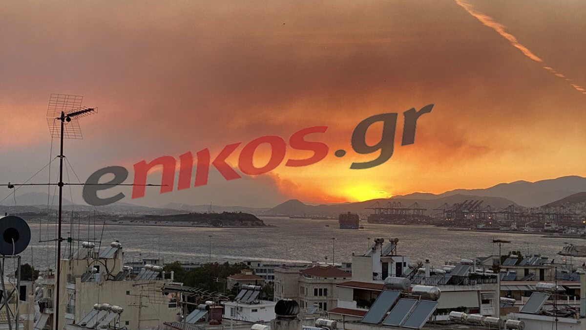Φωτιά στον Σχίνο Κορινθίας: Ο καπνός σκέπασε τον ουρανό στον Πειραιά – ΦΩΤΟ αναγνώστη