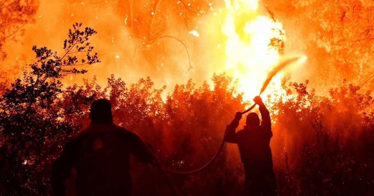 Φωτιά στην Κορινθία: Μάχη για τρίτη ημέρα – 40.000 στρέμματα δάσους κάηκαν – Μειώθηκε η ένταση των ανέμων