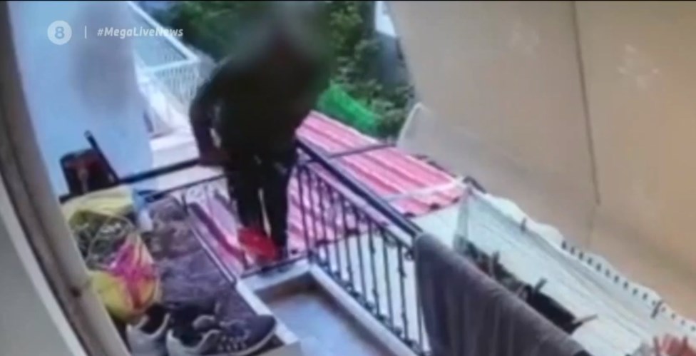 Πάτρα: Νέο ΒΙΝΤΕΟ με τον κλέφτη της… μπουγάδας – Άρπαξε παπούτσια από μπαλκόνι