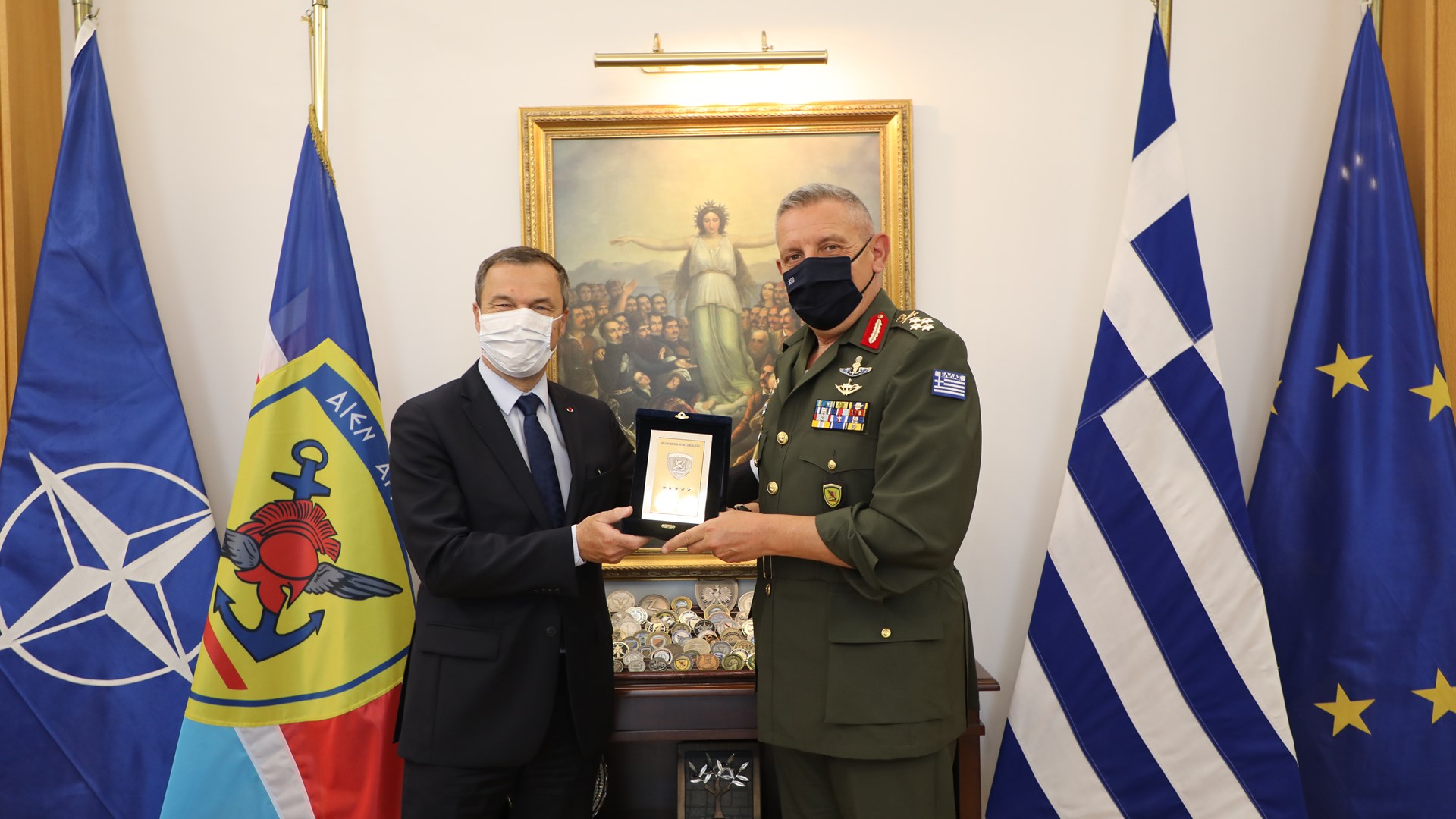 Ο Γάλλος που ευχήθηκε χρόνια πολλά στον Αρχηγό ΓΕΕΘΑ