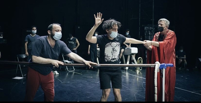 “Ιππείς”-Οι πρώτες πόζες απο τις πρόβες της παράστασης που ετοιμάζει ο Ρήγος για το Εθνικό Θέατρο!