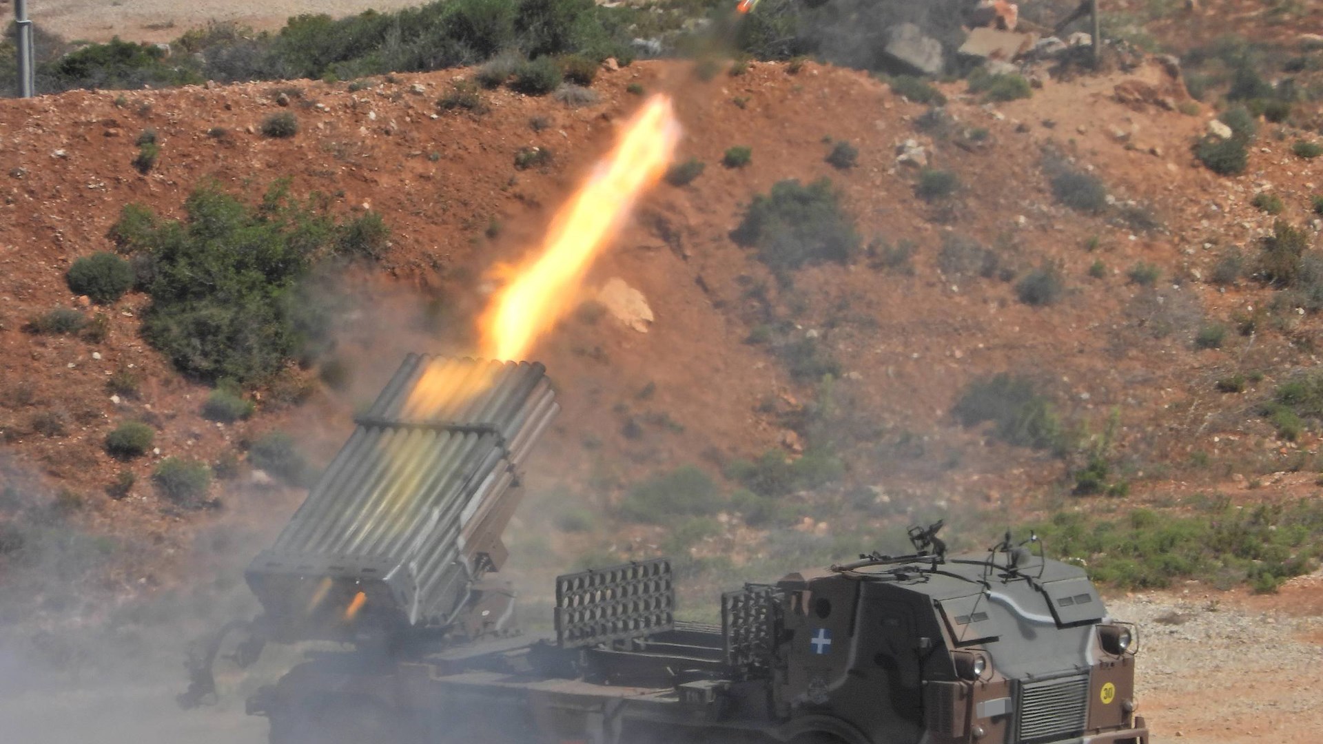 “Έσταξε φωτιά” ο ουρανός από τον Στρατό στο Πεδίο Βολής Κρήτης – ΦΩΤΟ