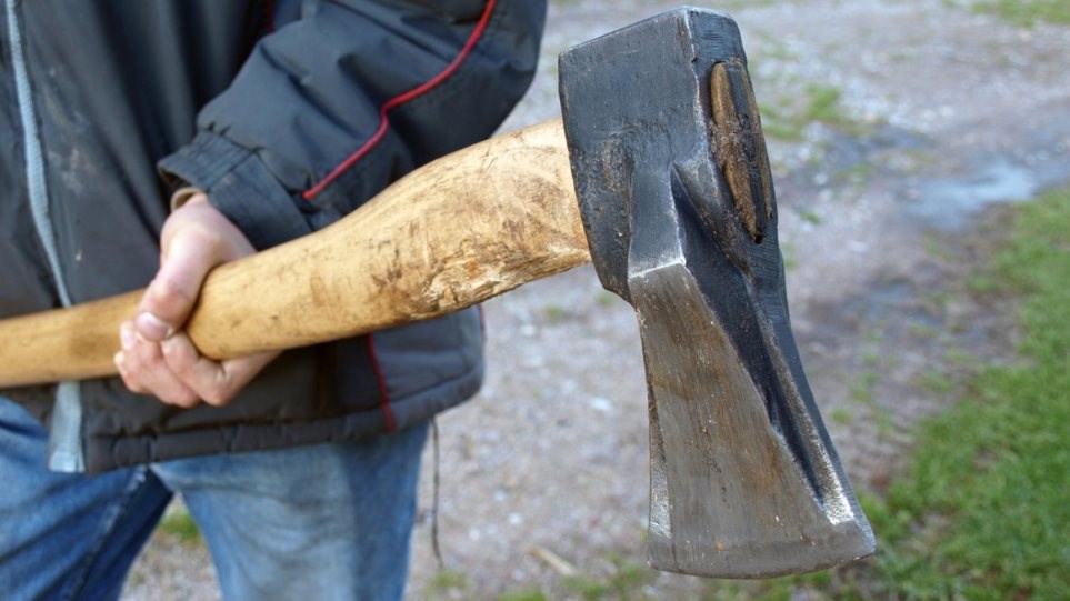 Πανικός στο Ηράκλειο: Βγήκε στον δρόμο και απειλούσε με τσεκούρι τη γυναίκα του και γείτονες