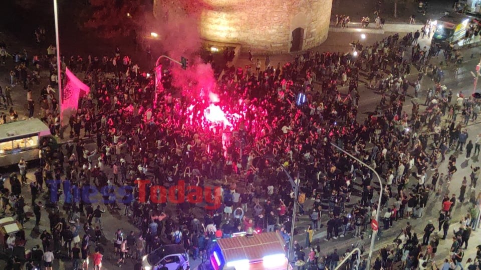 Θεσσαλονίκη: Ασπρόμαυρο πάρτι στον Λευκό Πύργο για τον ΠΑΟΚ – ΦΩΤΟ