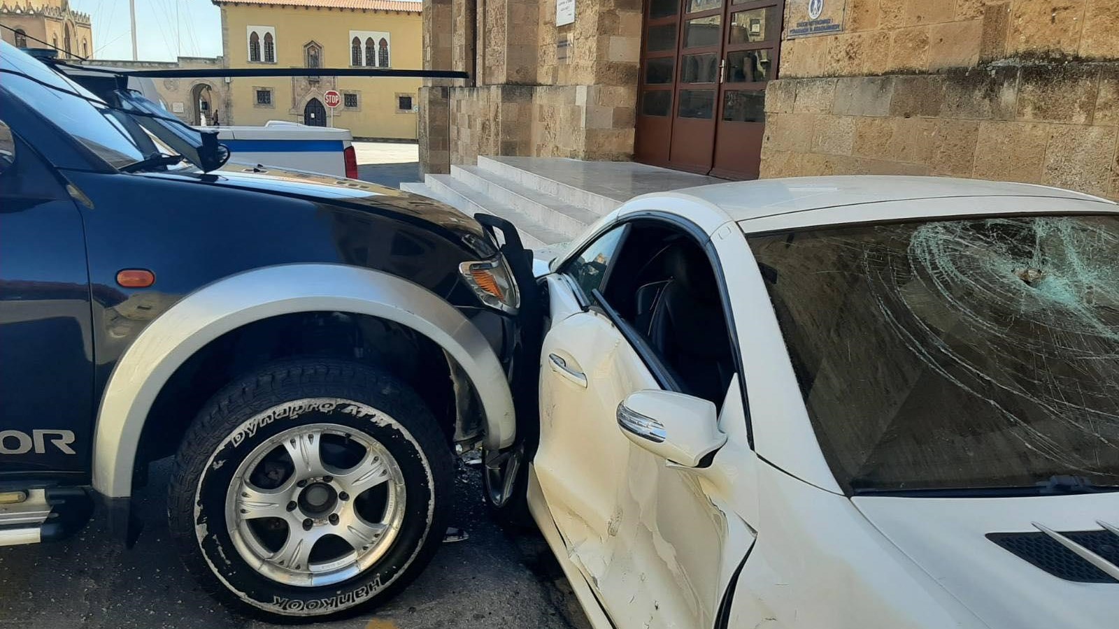 Ρόδος: Πρωτοφανές περιστατικό – Υπαστυνόμος έκανε “γυαλιά-καρφιά” το αυτοκίνητο αστυνομικού διευθυντή – ΦΩΤΟ