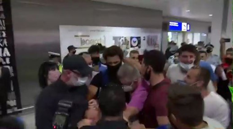 Survivor: Ο Νίκος Μπάρτζης επέστρεψε από τον Άγιο Δομίνικο – Η θερμή υποδοχή με πανό και καπνογόνα – ΒΙΝΤΕΟ