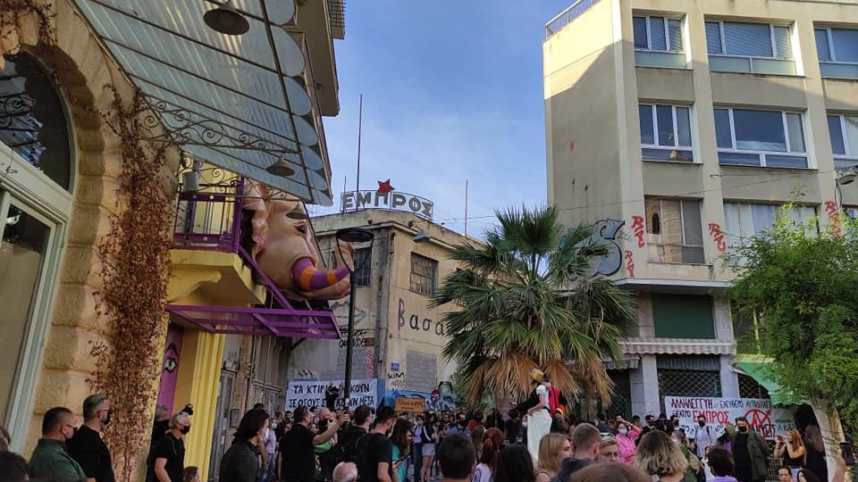 Θέατρο “Εμπρός”: Ανακατάληψη με τραγούδια και συνθήματα – ΒΙΝΤΕΟ