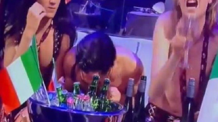 Eurovision: Σε τοξικολογικές εξετάσεις θα υποβληθεί ο Ιταλός frontman μετά τον σάλο για χρήση ναρκωτικών