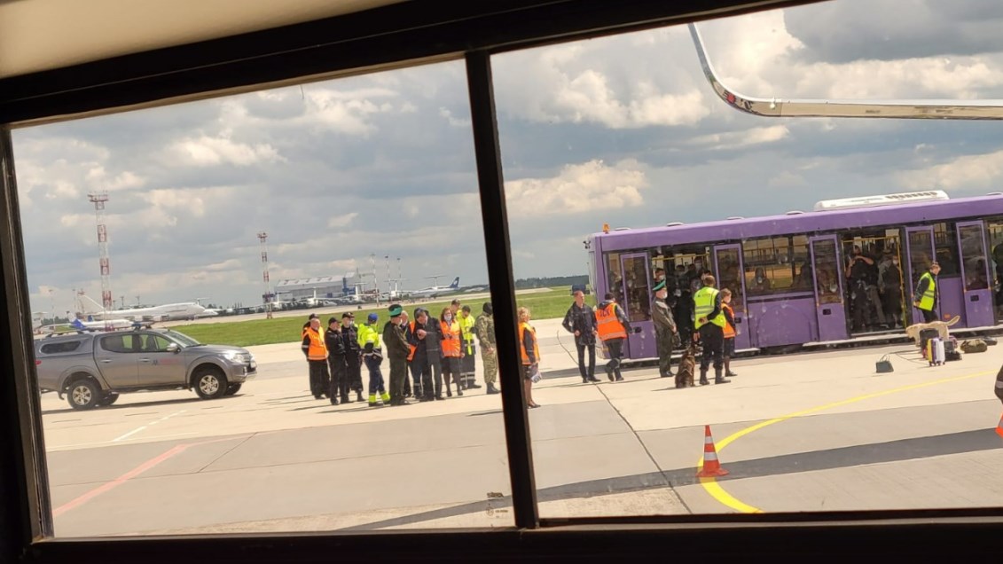 Πώς εκτυλίχθηκε το θρίλερ με την αναγκαστική προσγείωση της πτήσης από την Αθήνα – “Κρατική αεροπειρατεία” λέει το ΥΠΕΞ, αντιδράσεις από ΕΕ