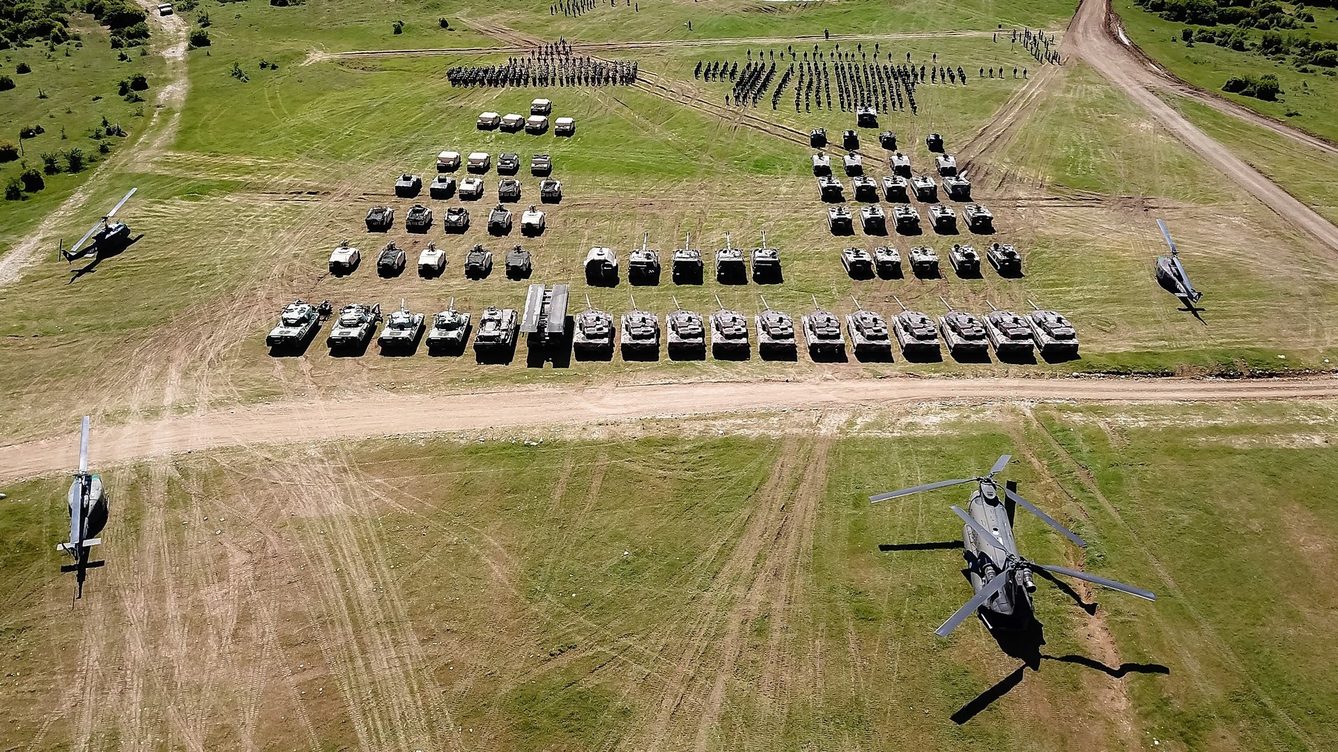 Εντυπωσιακές εικόνες: «Φωτιά κι ατσάλι» από Ελλάδα και ΗΠΑ στη Θράκη – ΦΩΤΟ