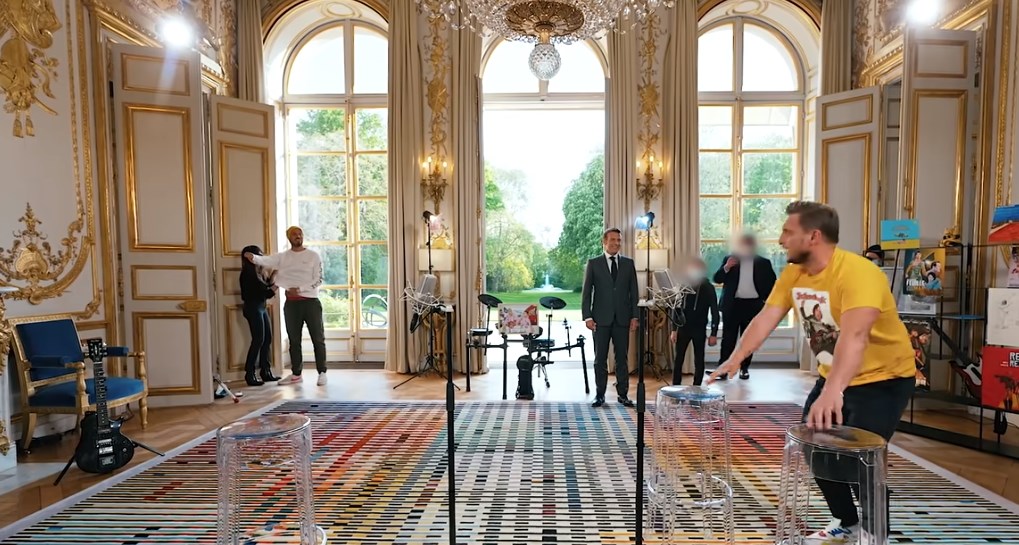 Μακρόν: Έχασε στοίχημα με δύο YouTubers – Η συναυλία Heavy Metal στο Ελιζέ – ΒΙΝΤΕΟ