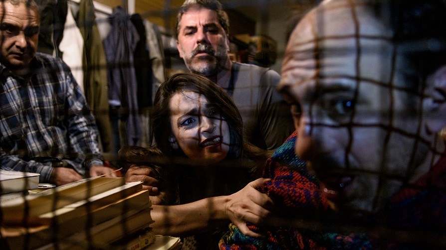 Η πολυβραβευμένη παράσταση “Άνθρωποι και ποντίκια” του Μπισμπίκη σε onlinestreaming