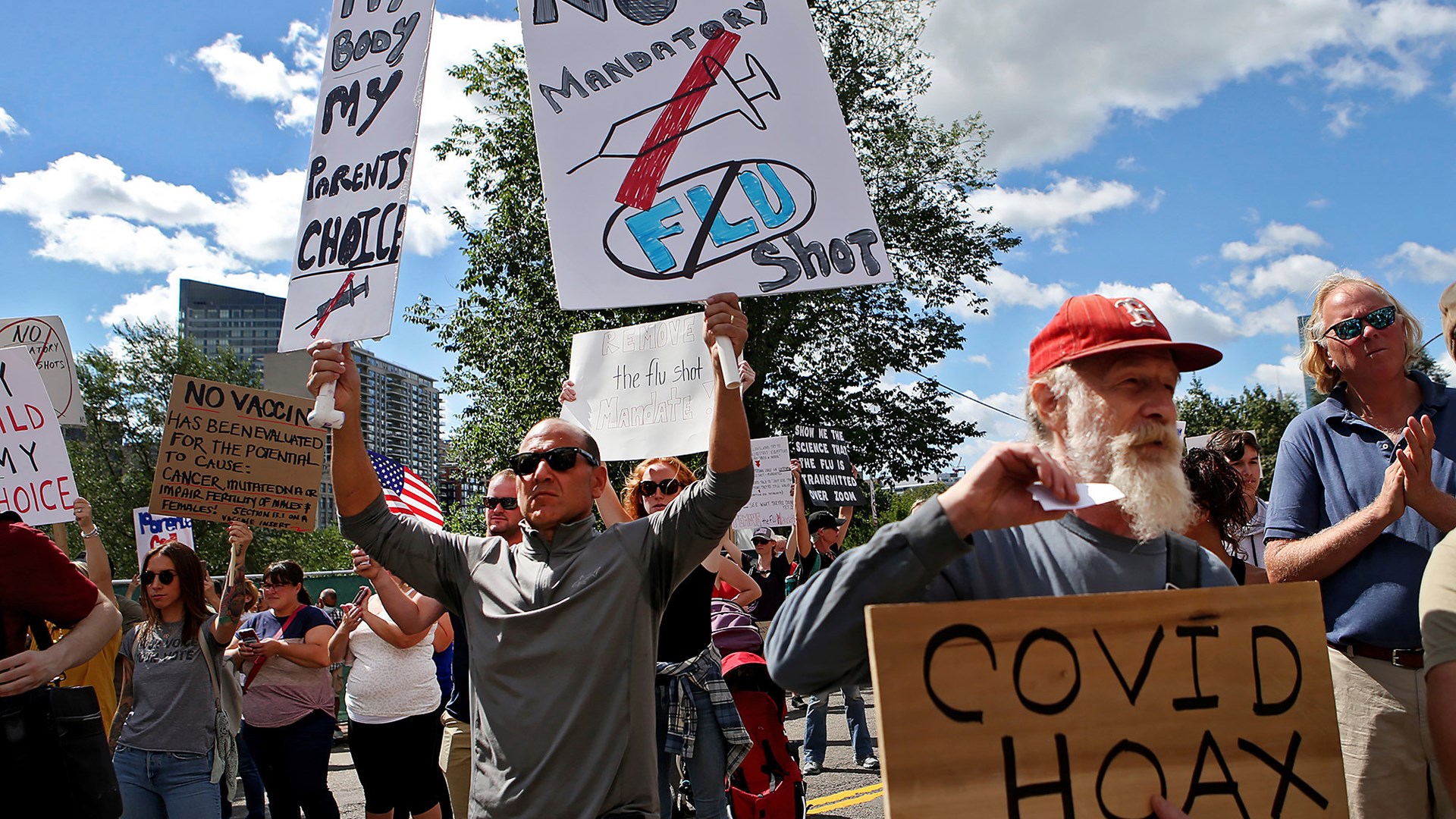 Οι πέντε πιο… “ψεκασμένες” θεωρίες για τα εμβόλια