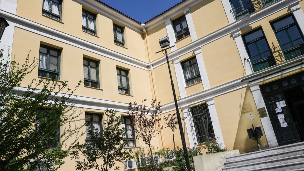 Ποινική δίωξη στον δάσκαλο που έστελνε ερωτικές επιστολές σε μαθήτριες