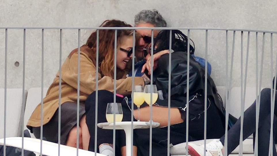 Ρίτα Όρα: Σε ανοιχτή σχέση ή στημένο κόλπο για τους παπαράτσι; – Οργιάζουν οι χρήστες του Twitter