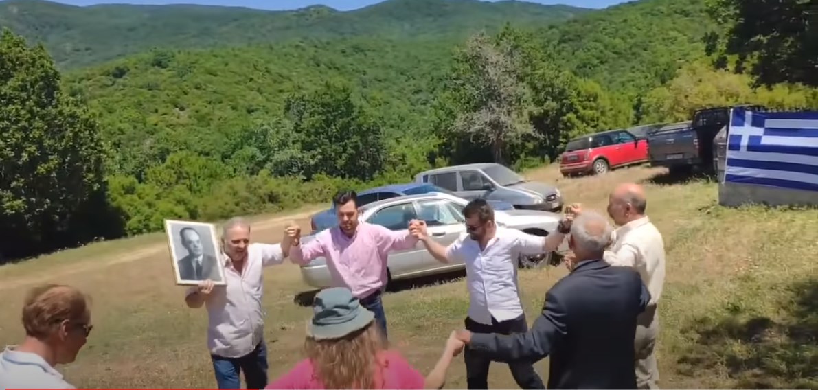 Λάρισα: Νοσταλγοί της Χούντας έστησαν τρικούβερτο γλέντι στο Σταυροβούνι με φωτογραφίες του Παπαδόπουλου