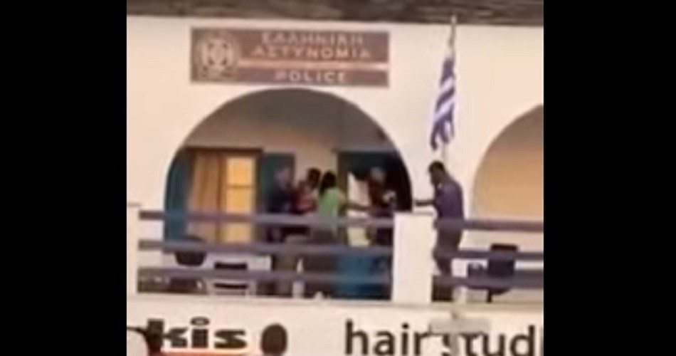 Πάρος: Ρομά επιτέθηκαν σε αστυνομικούς για ένα πρόστιμο – Τους πέταξαν μέχρι και καρέκλες – ΒΙΝΤΕΟ