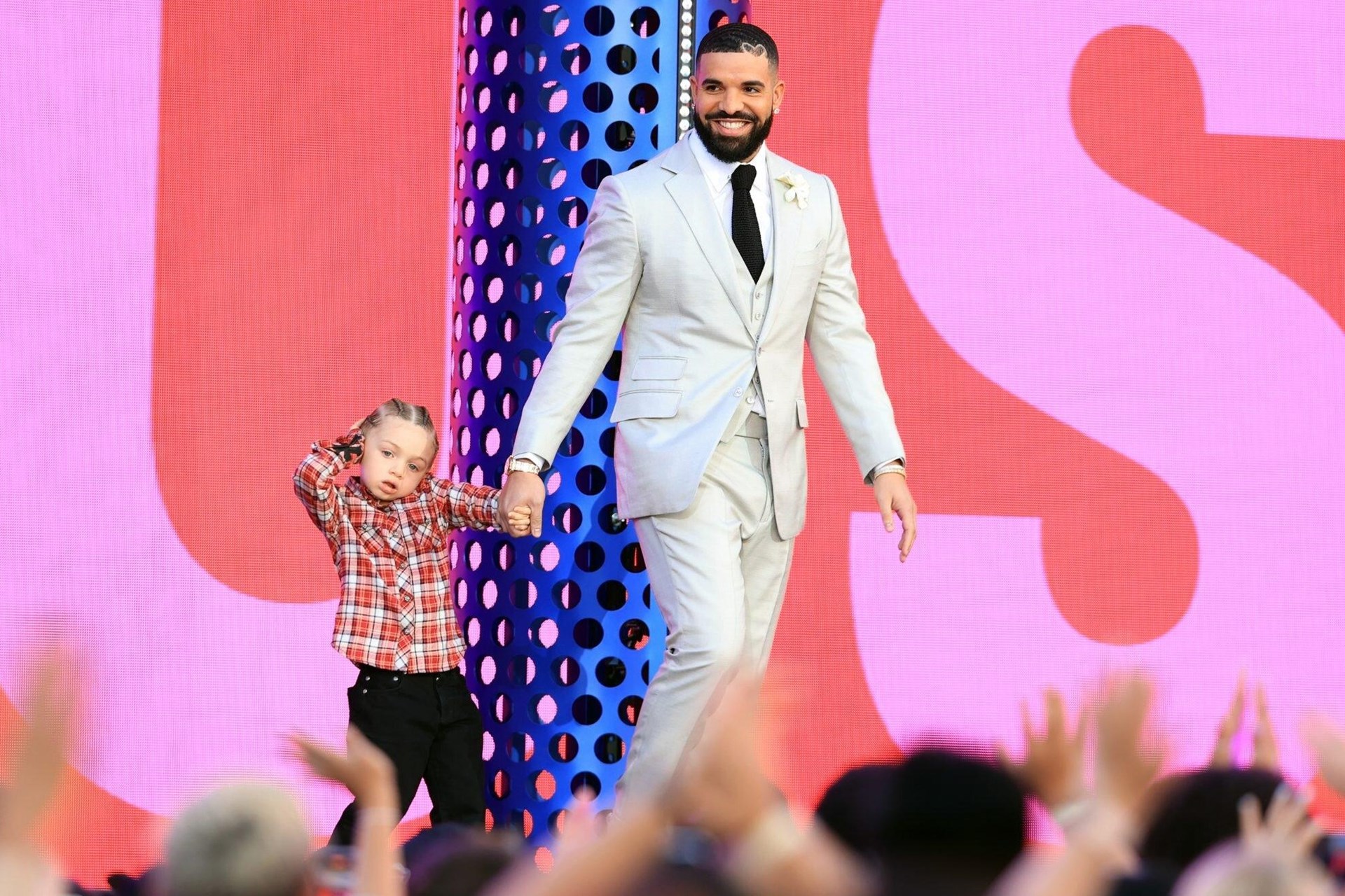 Billboard Music Awards: Καλλιτέχνης της Δεκαετίας ο Drake – Εντυπωσίασαν BTS, Jonas Brothers και Megan Fox