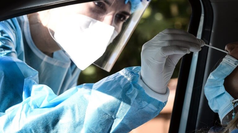 Σαρηγιάννης: Οι περιοχές που προκαλούν ανησυχία – Πώς μπορεί να περιοριστεί η διασπορά των μεταλλάξεων