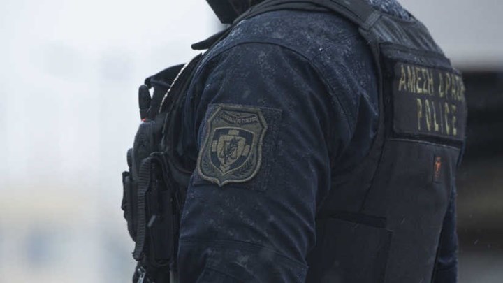 Αστυνομικός βασάνισε και δάγκωσε συνάδελφο της αρραβωνιαστικιάς του – Τα sms που “άναψαν” φωτιές