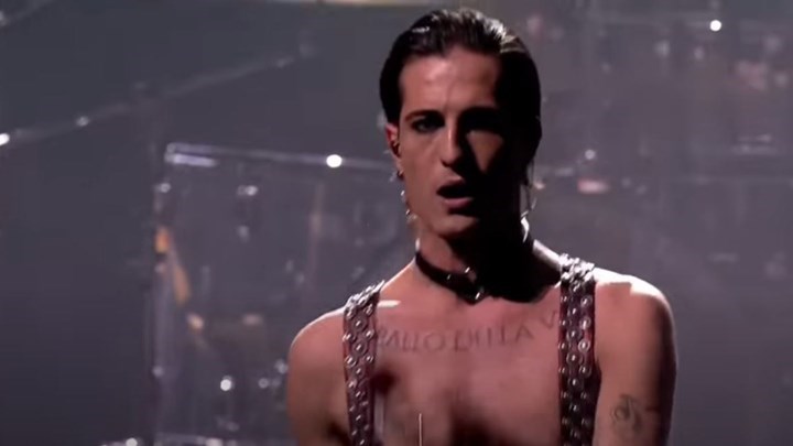 Damiano David: Οι εκκεντρικές εμφανίσεις και το pole dancing επί σκηνής – ΒΙΝΤΕΟ