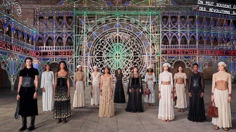 Dior celebrates Greece: Όλες οι λεπτομέρειες για την επίδειξη του οίκου μόδας στην Αθήνα – Αφιερωμένη στα 200 χρόνια από την Επανάσταση του 1821