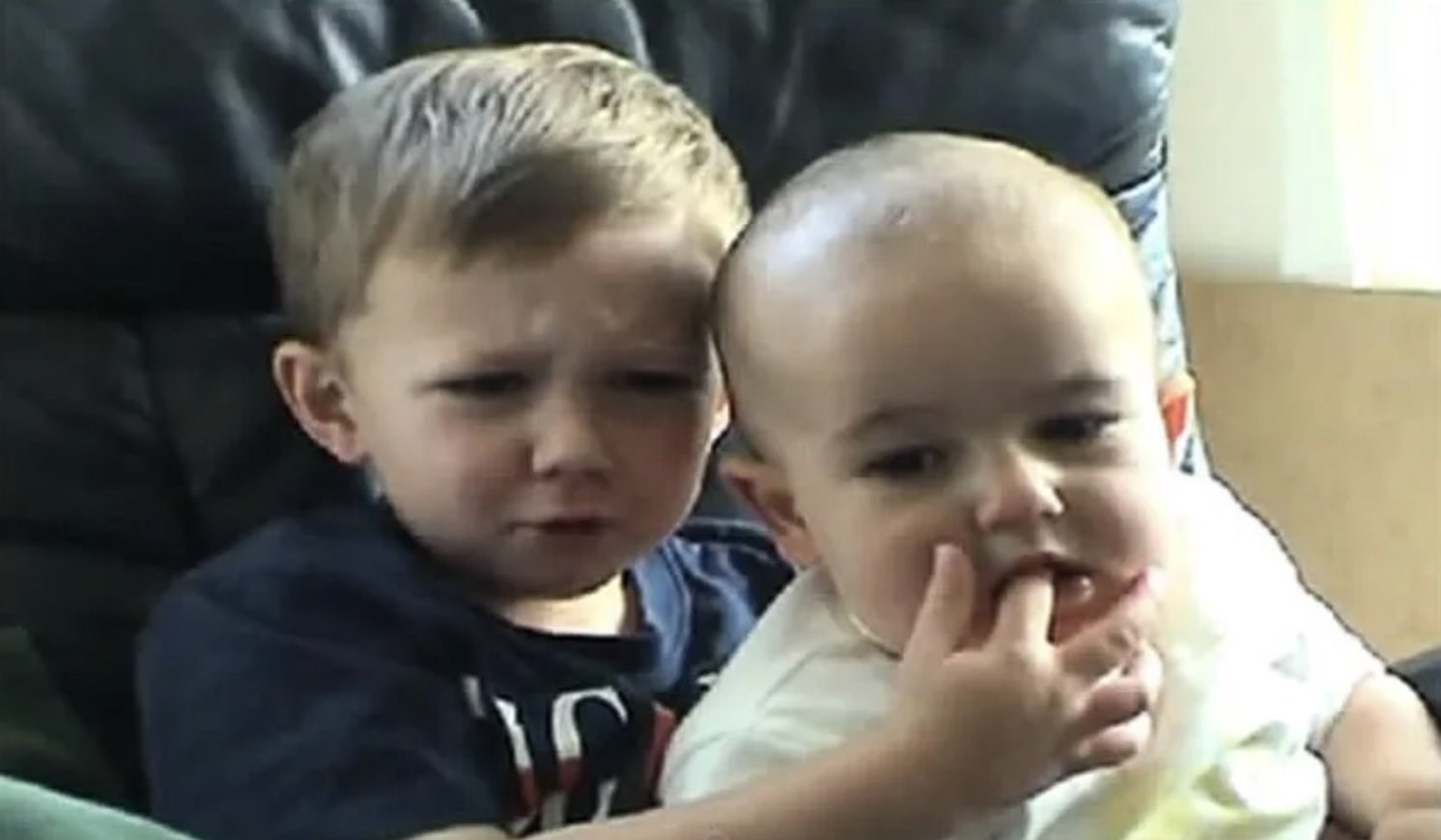 Charlie Bit My Finger: Γιατί “κατεβαίνει” το πρώτο viral BINTEO του YouTube