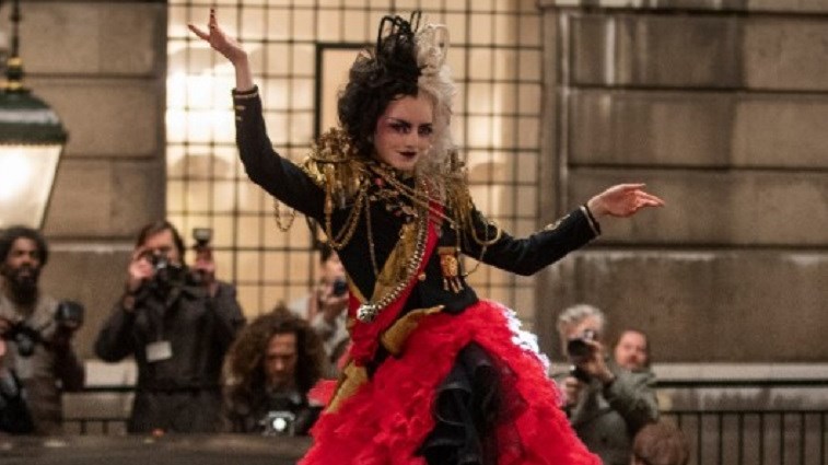 Η Emma Stone μεταμορφώνεται σε Cruella και κάνει το δικό της fashion statement