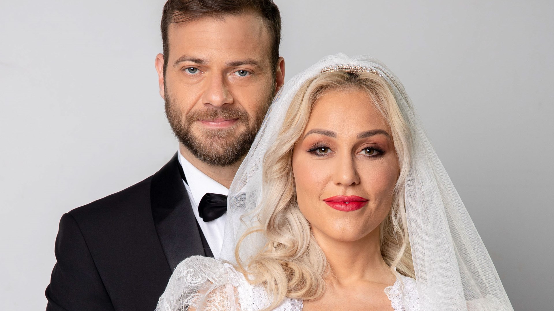 Αποκλειστικές… γαμήλιες πόζες από το Νυφικό Κρεβάτι που ανεβάζει ο Ρήγας με Τζιόβα-Αναστασοπούλου