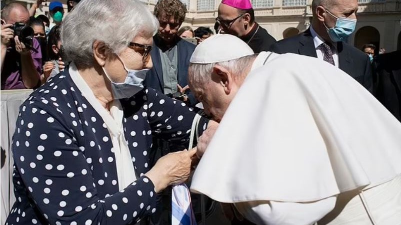 Πάπας Φραγκίσκος: Τίμησε επιζήσασα του Άουσβιτς – Φίλησε τον αριθμό κρατουμένης που της έκαναν οι Ναζί