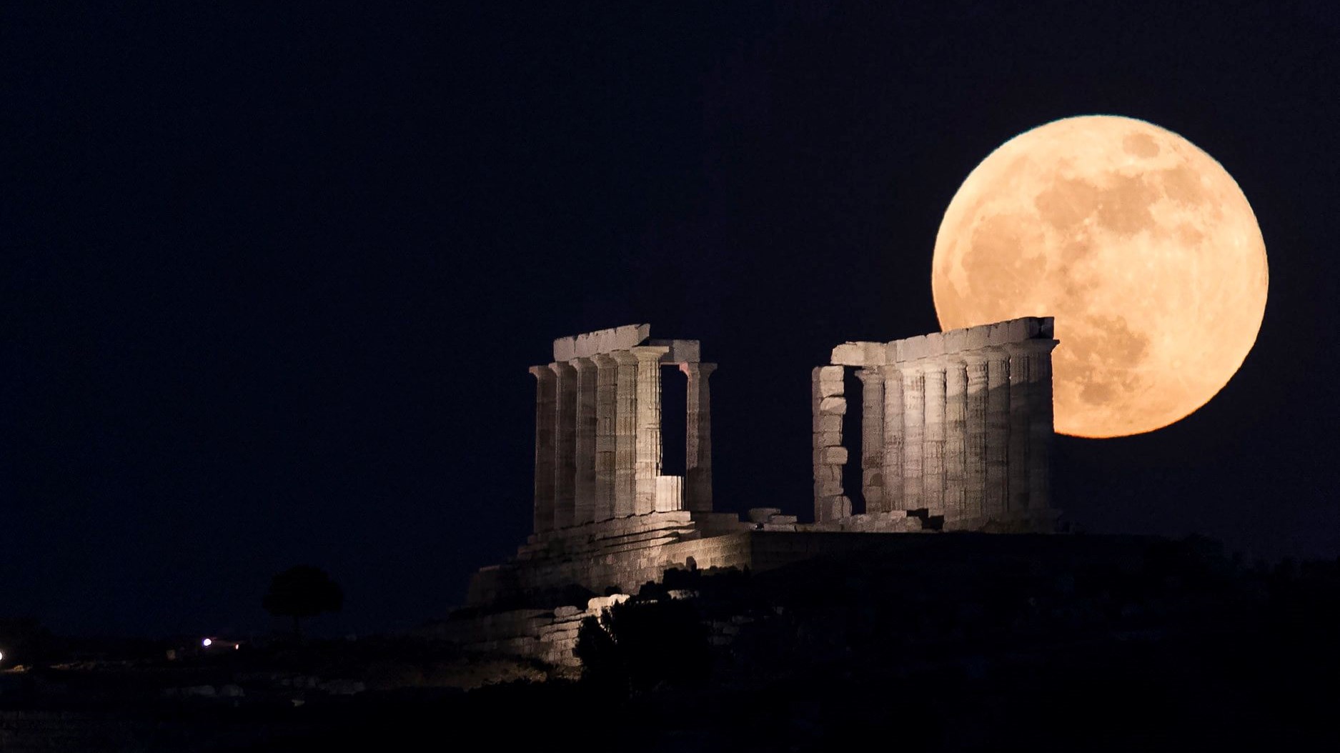 Υπερθέαμα στον ουρανό: Η «ματωμένη» υπερπανσέληνος σκόρπισε μαγεία στον Ναό του Ποσειδώνα
