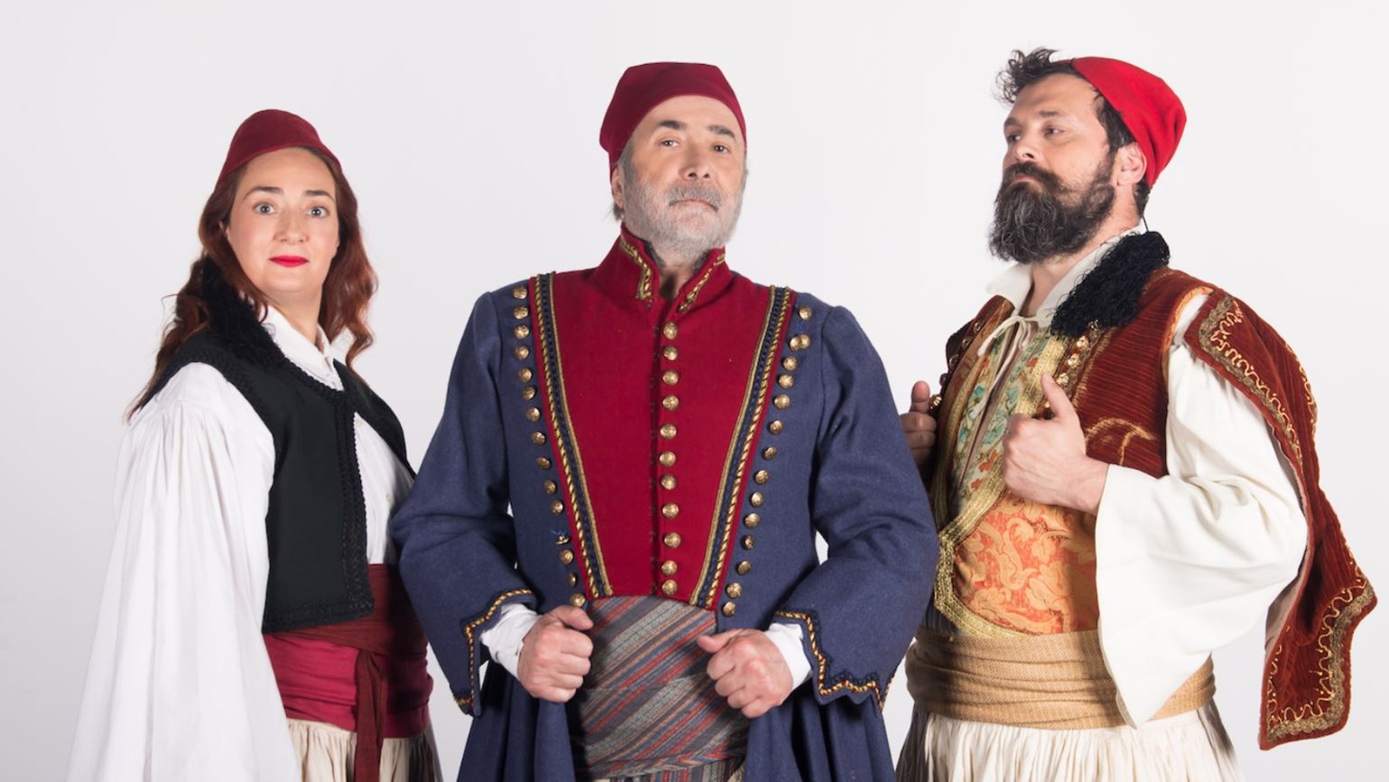 Οι πρώτες πόζες από το “Περιμένοντας τον Καραϊσκάκη” του Λαζόπουλου μόνο στο enikos.gr