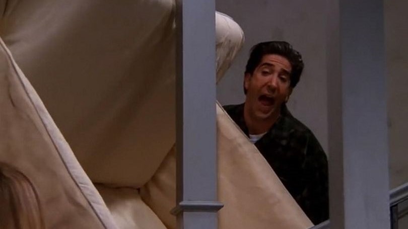 “Τα Φιλαράκια”: Μαθηματικός εξηγεί πώς ο Ρος θα μπορούσε να ανεβάσει τον καναπέ στο σπίτι του