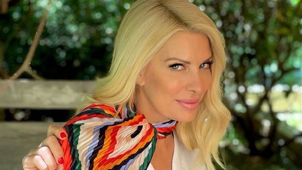 Περήφανη παραγωγός η Ελένη Μενεγάκη: Μάζεψε κεράσια από τον κήπο της στα Μελίσσια – ΦΩΤΟ