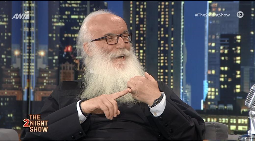 Παπά Χρήστος: Εξομολογώ τους νέους με κιθάρα, μπουζούκι και ποτάκια – ΒΙΝΤΕΟ