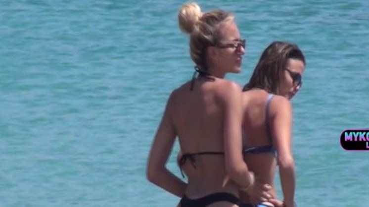 Μύκονος – Αναστάτωσαν τους λουόμενους η Κατερίνα Λιόλιου και η Έλενα Κώνστα – ΒΙΝΤΕΟ