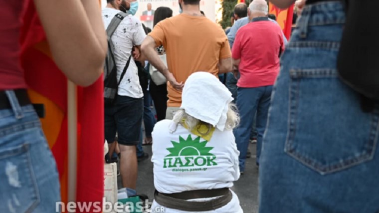 Viral η γιαγιά με την μπλούζα ΠΑΣΟΚ σε συγκέντρωση του… ΚΚΕ – “Πάρτι” στο Twitter