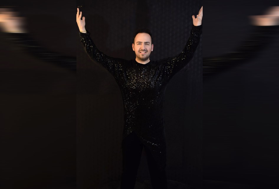 Ο Μαυρικίου “χτυπάει” με το “Η σιωπή ΔΕΝ είναι χρυσός” σε καλοκαιρινή περιοδεία