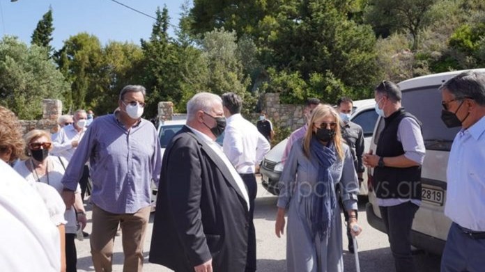 Μαρέβα Μητσοτάκη: Γιατί εμφανίστηκε με “μπαστουνάκι” στο μνημόσυνο για τον Κωνσταντίνο Μητσοτάκη