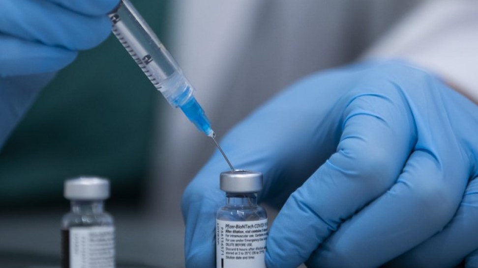 Κορονοϊός: Τα εμβόλια που κάνουμε ανάλογα με την ηλικιακή ομάδα – Ποιοι μπορούν να κλείνουν ραντεβού