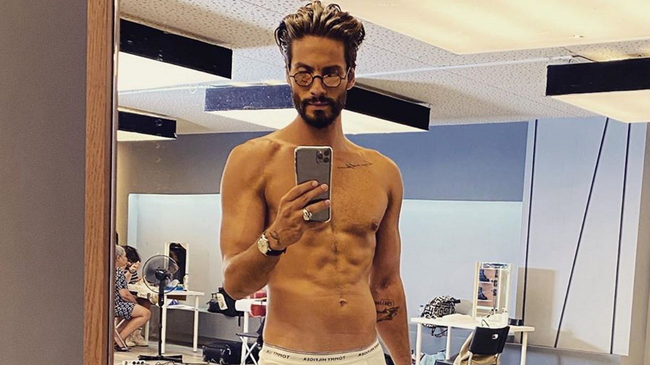 GNTM: Ο Γιώργος Καράβας ανεβάζει τη θερμοκρασία – Η ηλιοθεραπεία στα γυρίσματα και οι κοιλιακοί – φέτες