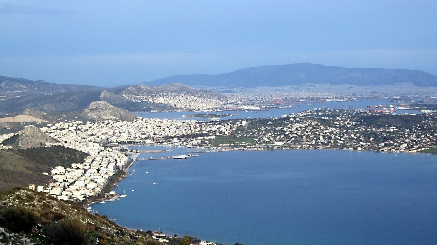 Σαλαμίνα: Μυστήριο με όπλο που βρέθηκε σε παραλία