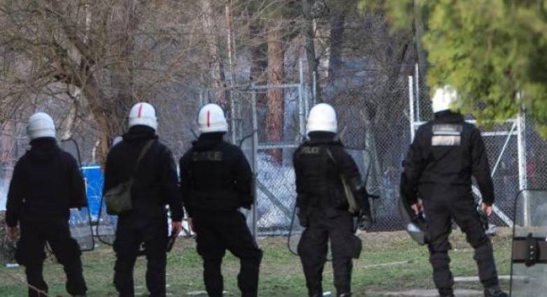 Πάτρα: Επιτέθηκαν με ξύλα και πέτρες στους αστυνομικούς γιατί τους χάλασαν το γλέντι