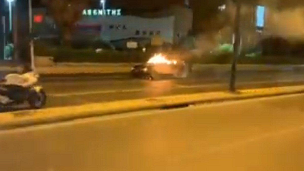 Λεωφόρος Βουλιαγμένης: Λαμπάδιασε αυτοκίνητο εν κινήσει – Δεν υπήρξαν τραυματισμοί – ΦΩΤΟ