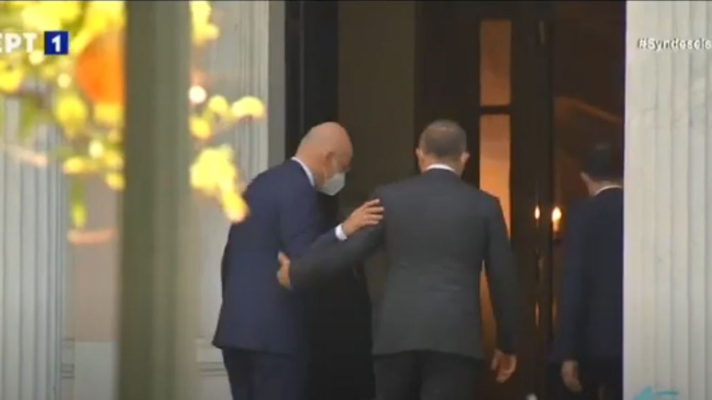 Στο Μαξίμου ο Τσαβούσογλου – Κρίσιμο τετ-α-τετ με Μητσοτάκη και Δένδια