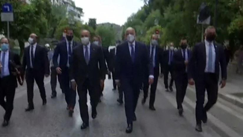 Με τα πόδια από το Μαξίμου στο υπουργείο Εξωτερικών Δένδιας και Τσαβούσογλου – ΒΙΝΤΕΟ