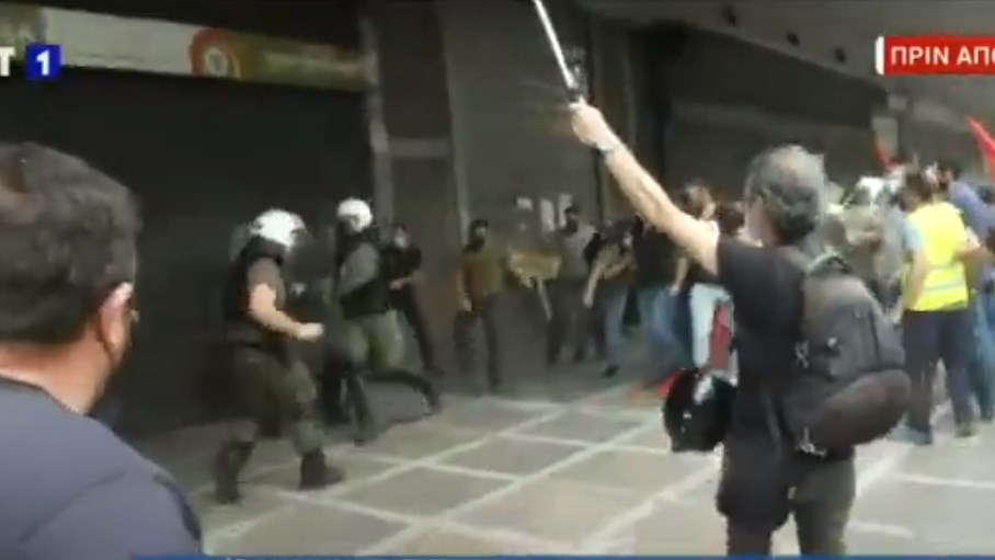 Επεισόδια και χημικά έξω από το υπουργείο Εργασίας – ΒΙΝΤΕΟ