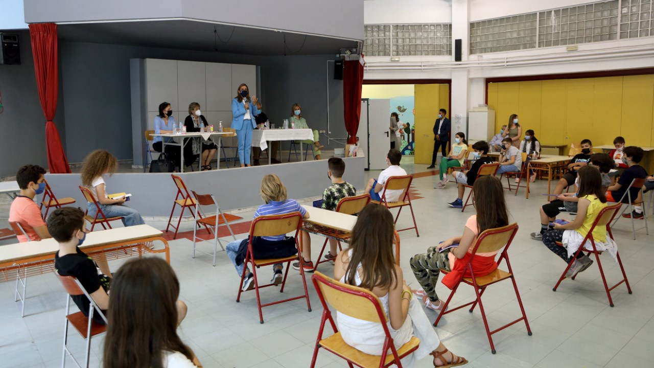 “Μαθαίνω να μην καπνίζω”: Το τετράδιο με μηνύματα κατά του καπνίσματος και η ενημέρωση μαθητών από τη Ζωή Ράπτη