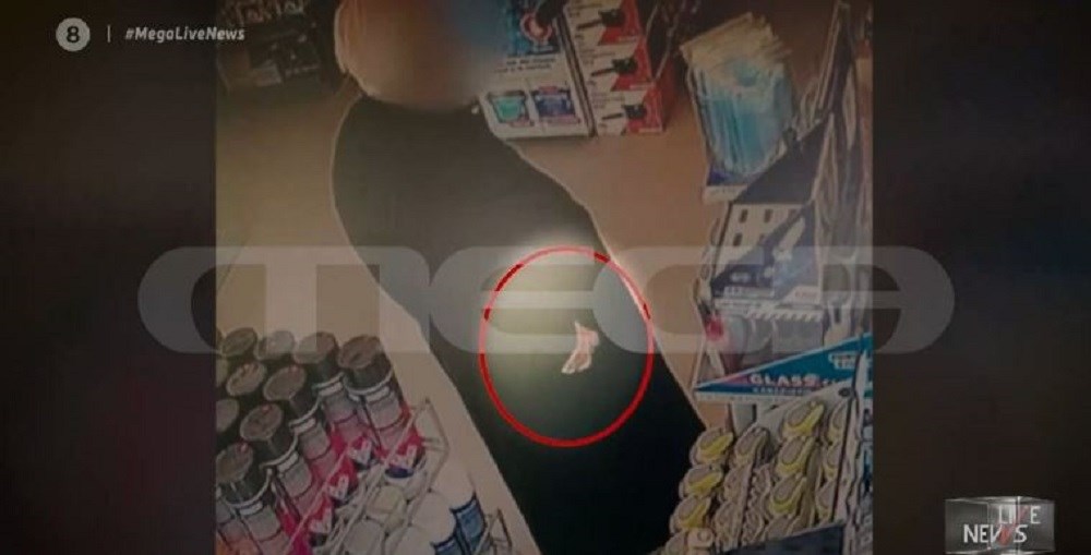 Πόρτο Ράφτη: Καρέ καρέ οι κινήσεις ιερέα που κρύβει κλοπιμαία στο… ράσο του