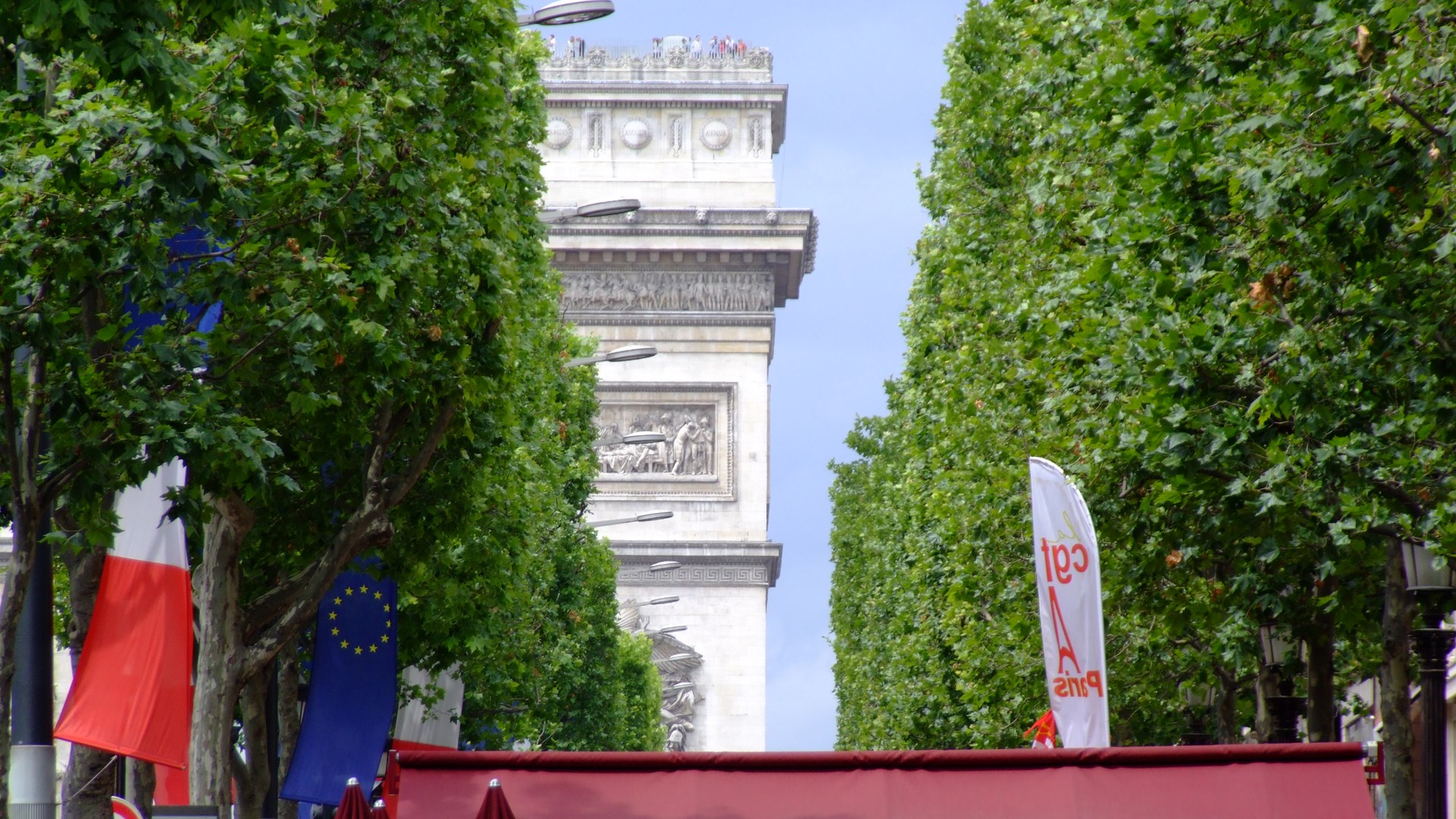 Παρίσι: Οδηγός αυτοκινήτου πέφτει πάνω σε πεζό – Σοκάρει το βίντεο